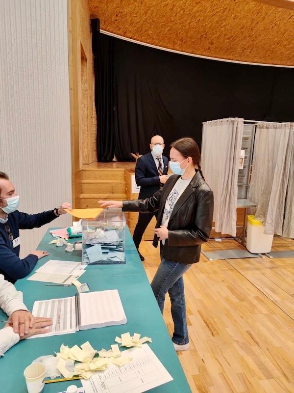 Une jeune femme en train de voter