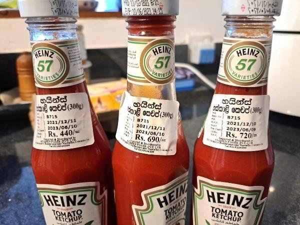 Trois bouteilles de ketchup dans un magasin au Sri Lanka