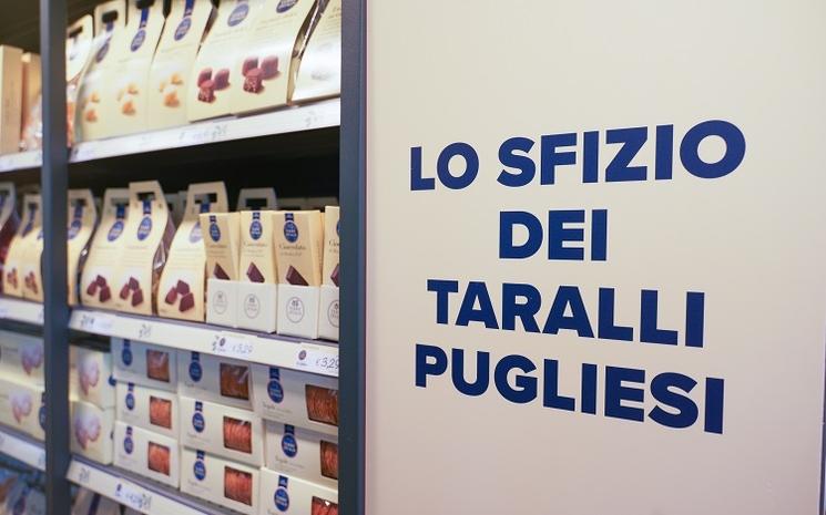 produits dans les rayons d'un supermarché Carrefour Terre d'Italia