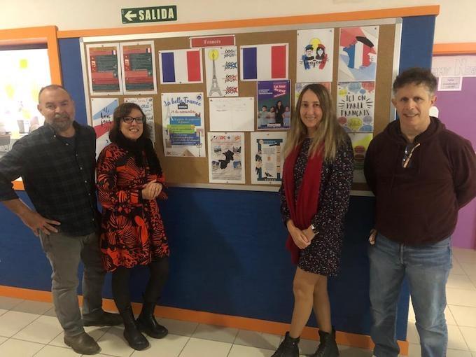 des professeurs devant un tableau