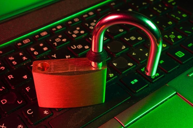 il faut protéger ses données avec un cadenas cybersécurité en voyage