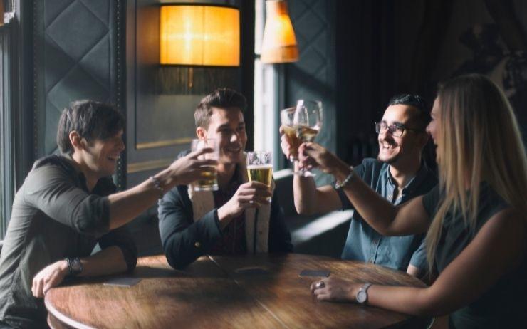 Gens au pub en Irlande