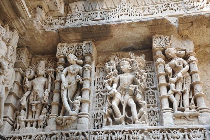 détails des sculptures du puits Rani-ki-Vav à Patan