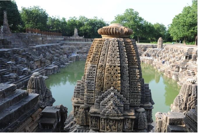 Le puits à degrés du temple de Modhera dans le Gujarat