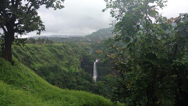 une cascade pendant la mousson en inde