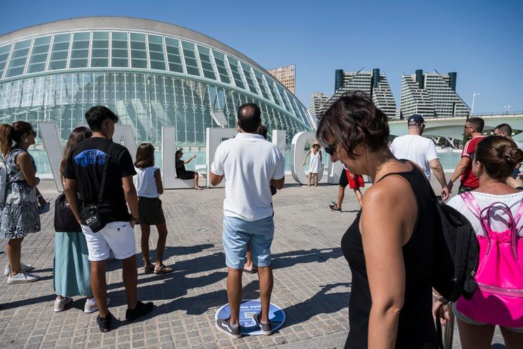 des personnes en train de prendre des photos devant le batiment de la cite des arts a valence