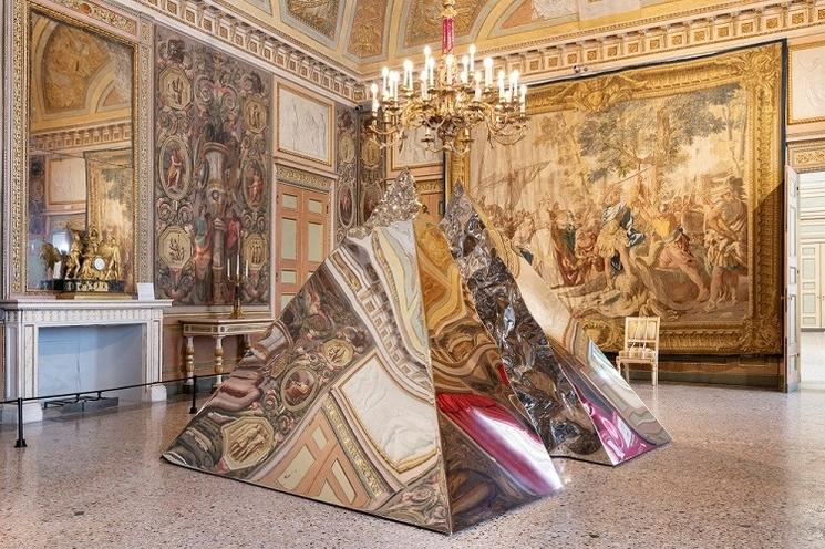 pyramide de miroir reflétant les fresques d'un palais