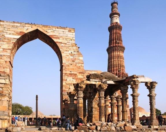 Le Qutub Minar à Delhi, monument datant des moghols