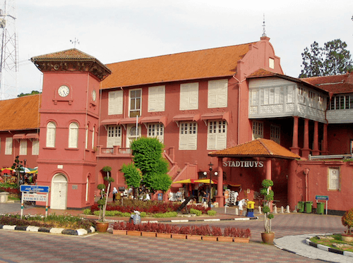 Le Stadhuis où Raffles logea lors de son séjour à Malacca (© Flickr)
