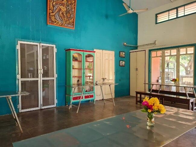 Le refectoire, où sont pris les repas en commun et organisées des activités. Photo : RM