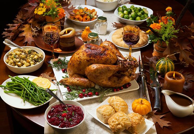 un repas gargantuesque et traditionnel de Thankgiving aux Etats Unis 