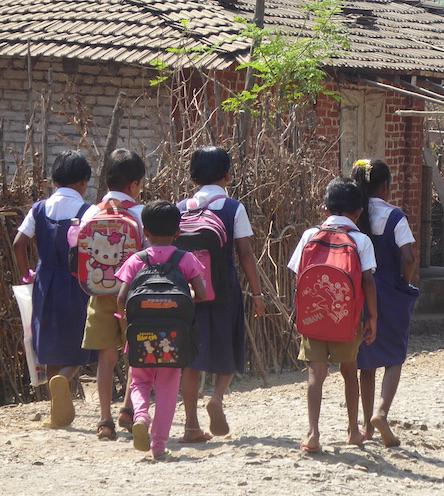 Des enfants sur le chemin du retour de l'école dans le Maharashtra