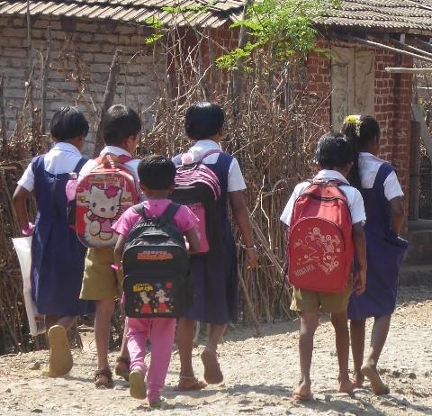 des élèves sur le chemin du retour de l'école