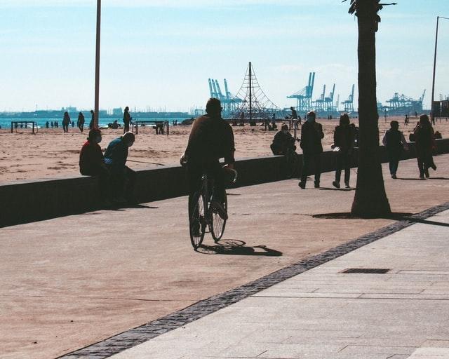 un homme sur un velo a la plage