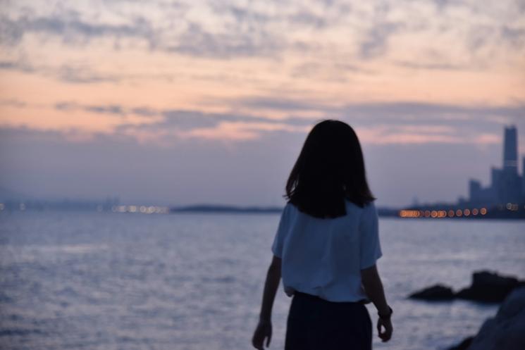 retour d'expatriation, la nostalgie sur une plage en Asie