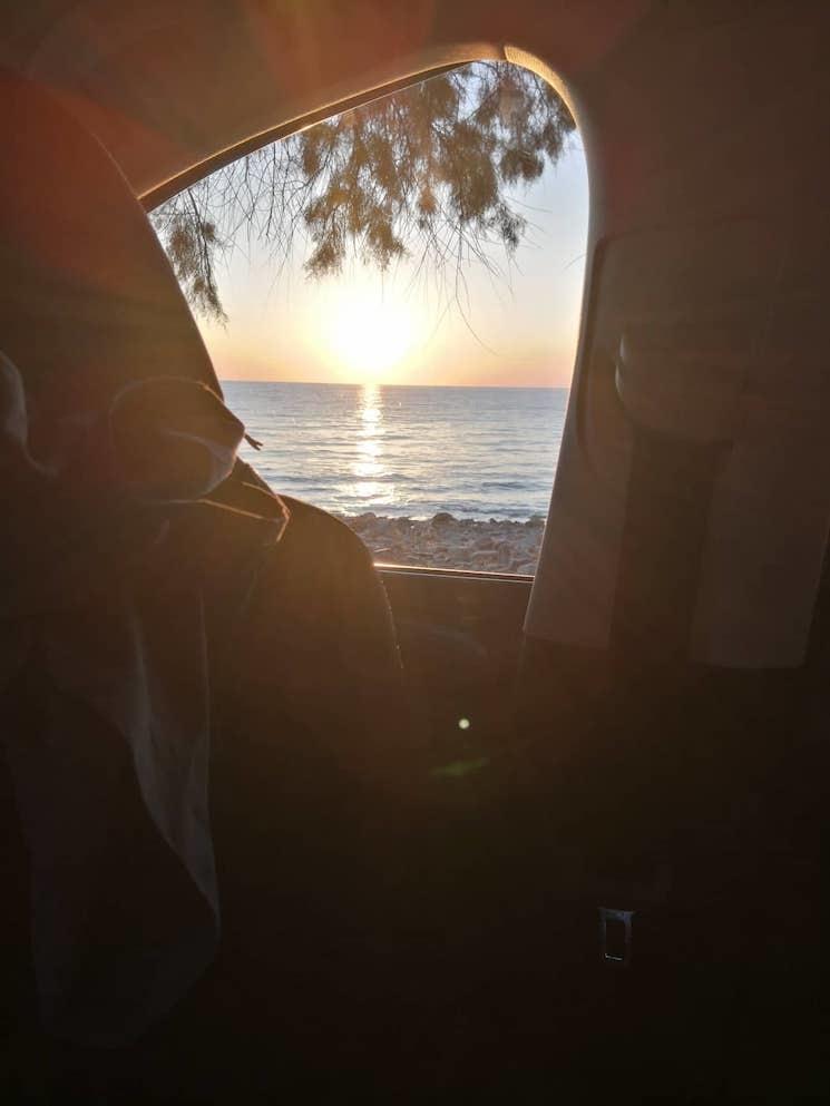 Vue depuis une voiture sur la mer sur une plage trouvée avec park4night