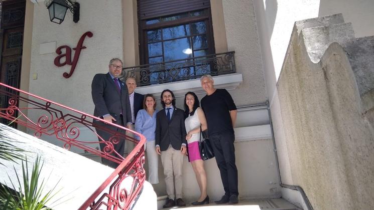 Ronan le Gleut devant l'Alliance Française de Montevideo