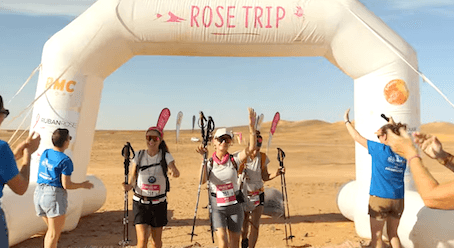 Des filles arrivent sous une arche après une course