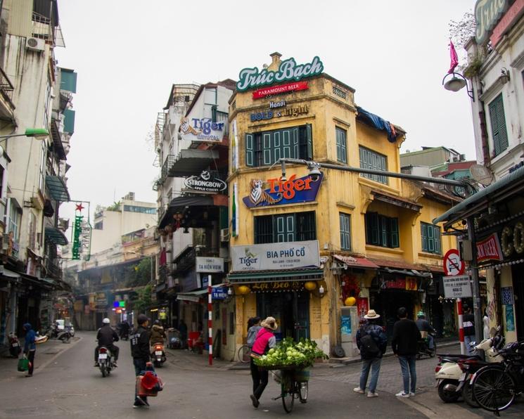 une rue du vieux quartie de hanoi 