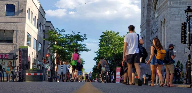 Rue piétonne à Montréal l'été. 