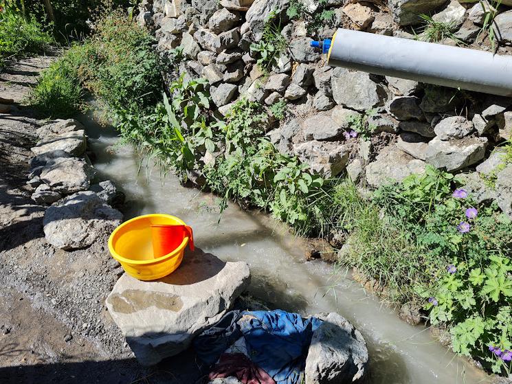 Des ruisseaux parsèment le village. Ils permettent d'irriguer les potagers, et aux habitants d'avoir de l'eau. Photo : R. Matalon