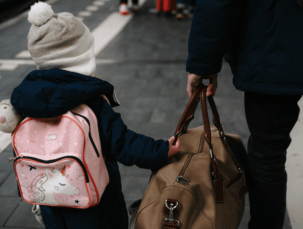 un sac à dos d'enfant personnalisé rose