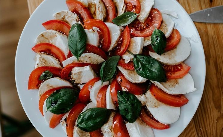 salade de tomates et mozzarella avec feuilles de basilic