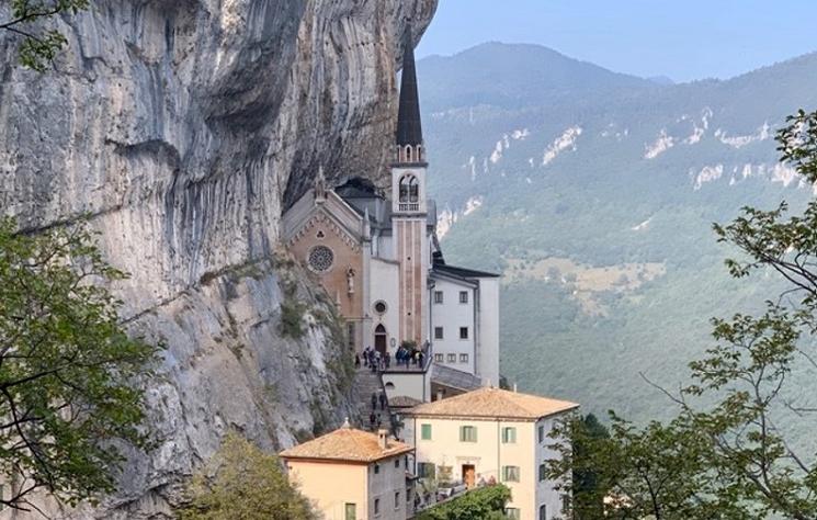 sanctuaure accroché à une falaise