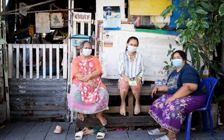 Habitants sur la ligne de chemins de fer de Bangkok