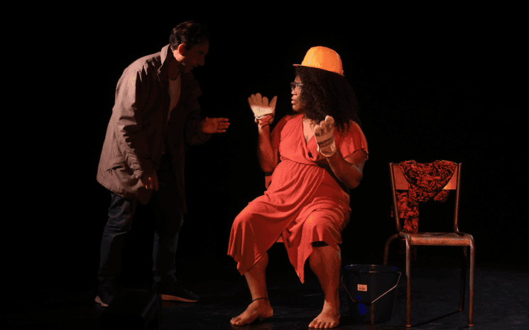 Les comédiens Stéphane Piochaud et Laurence Bolé sur scène