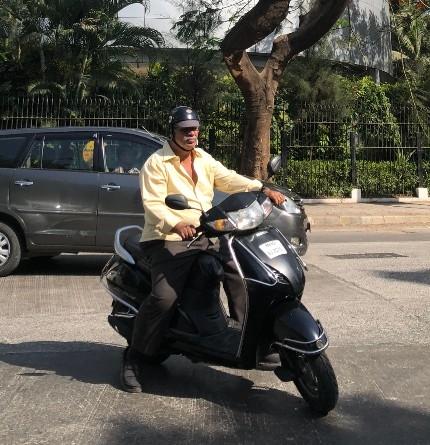 Conducteur de scooter avec un mini casque