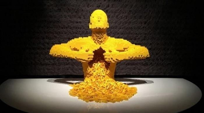 sculpture en pièce jaune de lego