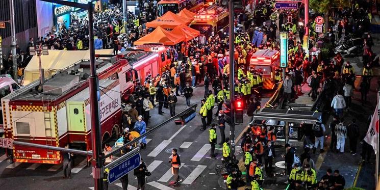 les secours après la bousculade dans les rues de Séoul 