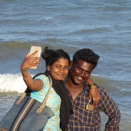 un couple se prend en selfie à Pondichery