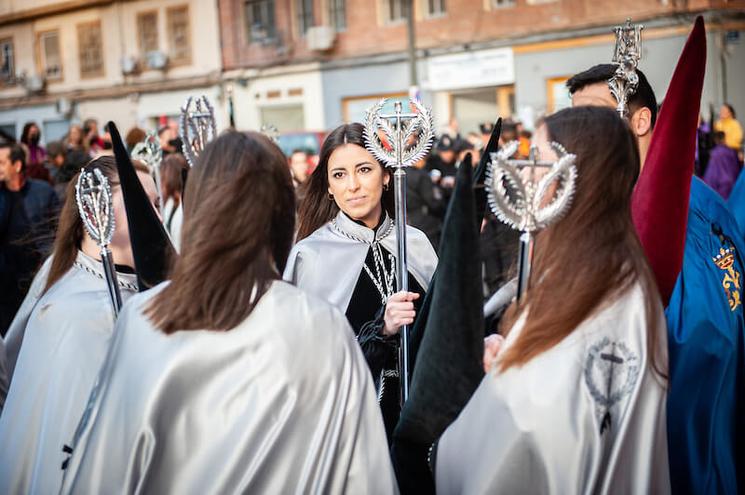 Filles d’une Confrérie attendant de défiler dans les rues du Cabanyal