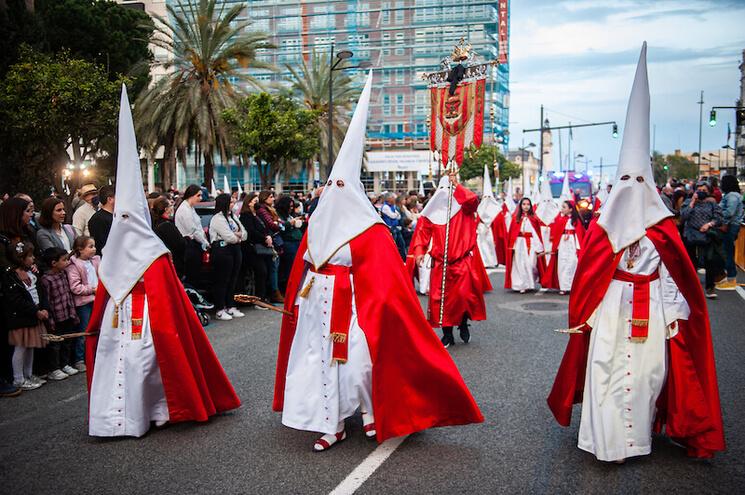 procession avec des capuches blanches de la semaine sainte à valencia