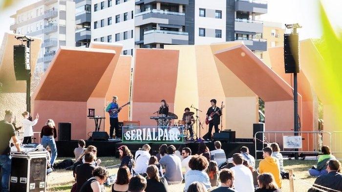 des musiciens en train de jouer lors d'un concert serial parc à valencia