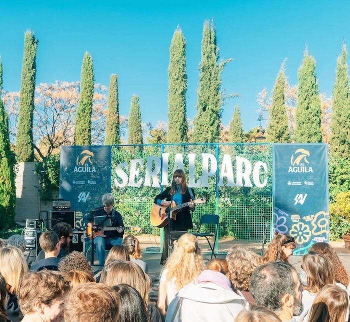 une chanteuse en train de chanter en plein air devant un public à serialparc valencia