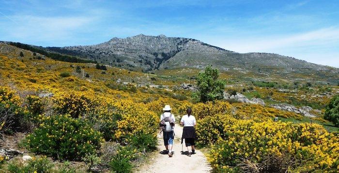 des randonneurs se promènent dans la sierra de Madrid