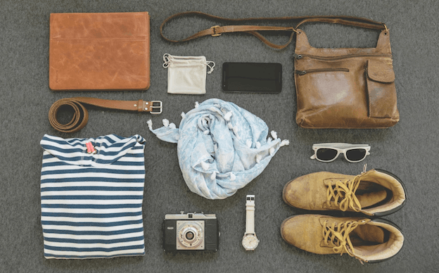 Des affaires de voyage posés sur le sol