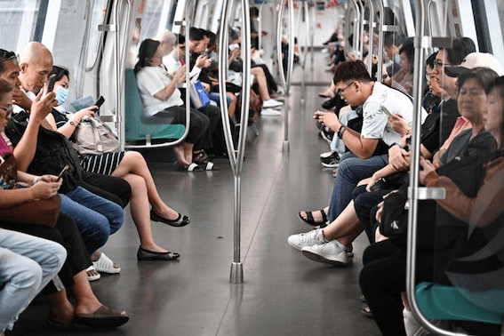 Journée ordinaire dans le métro singapourien (© Straits Times)