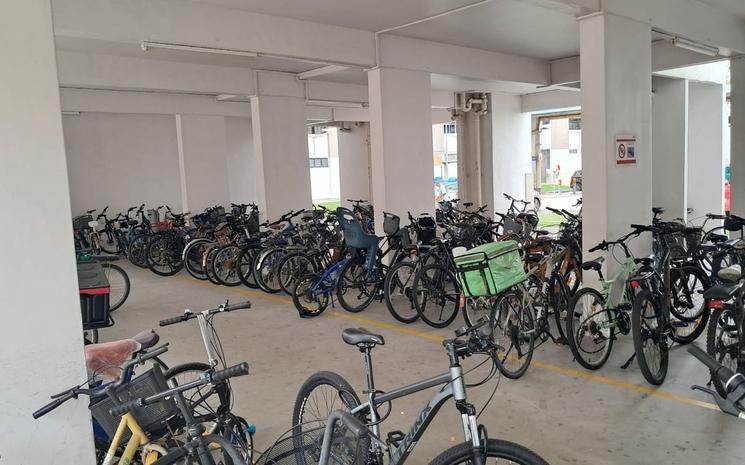 Parking sauvage de bicyclettes près d’une station de métro