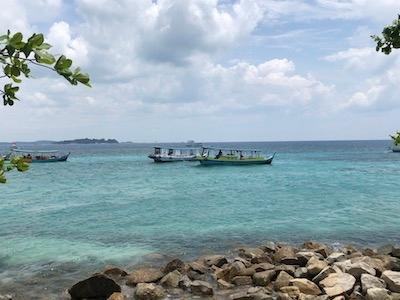 snorkling dans les eaux magnifiques de Belitung