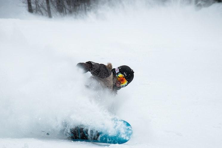 quelqu'un faisant du snowboard en hiver