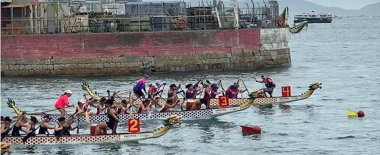 Les So French de bateaux dragons dans le port de Hong Kong