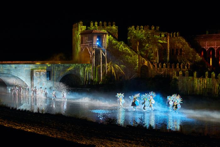 spectacle nocturne avec des danseurs sur l'eau au puy du fou espagne