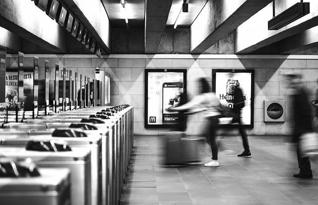 Bornes de validation de titres de transports dans une station de métro