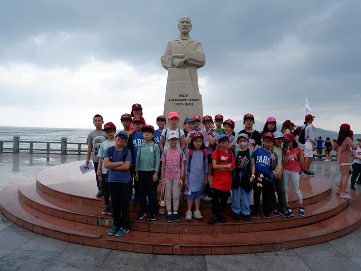 Les élèves de CM1C du LFAY devant la statue d’Alexandre Yersin – mars 2023