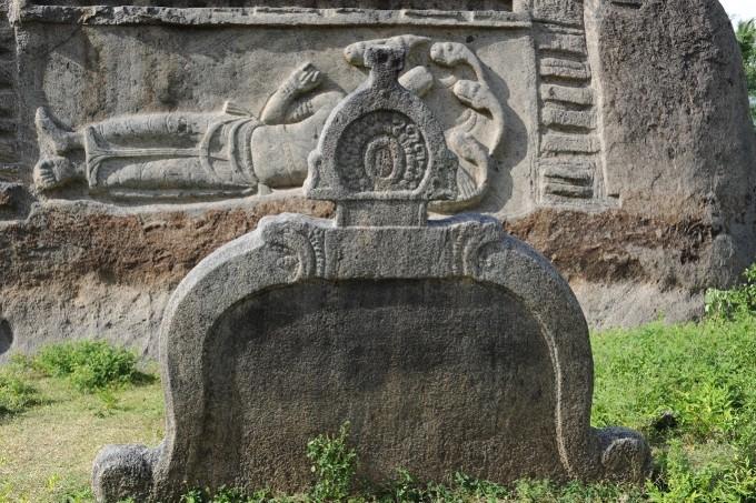 Stèle et statue de la période Pallava dans la campagne tamoule