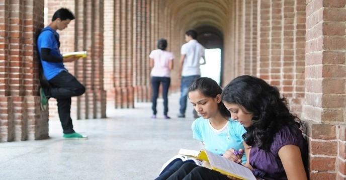 Etudiants indiens en train de travailler dans les couloirs de leur université.